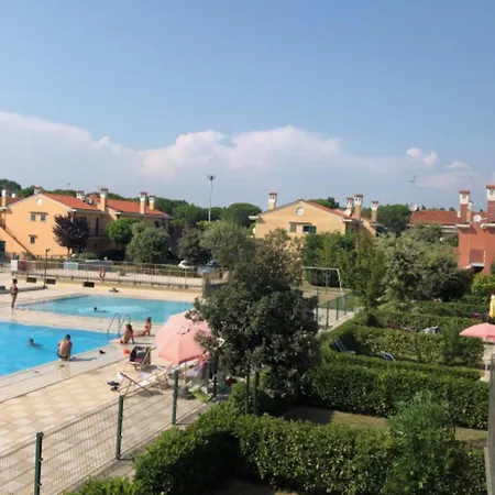 Charming Townhouse With Garden And Pool Apartment *