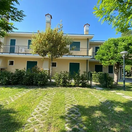 Apartman Charming Townhouse With Garden And Pool Bibione