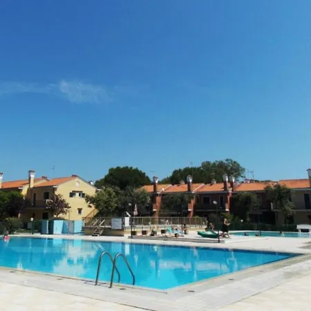Charming Townhouse With Garden And Pool Apartment